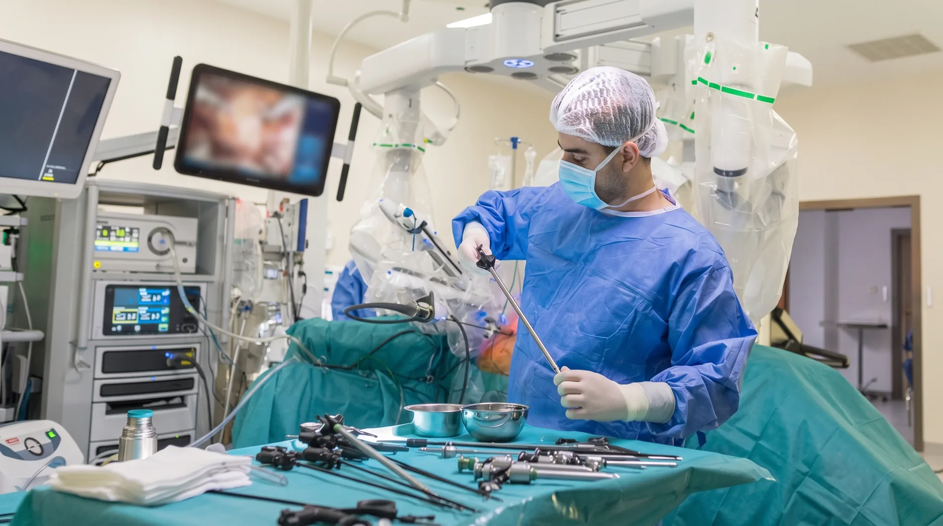 Dr. Lucian Bratu în blocul operator, chirurgie minim invazivă